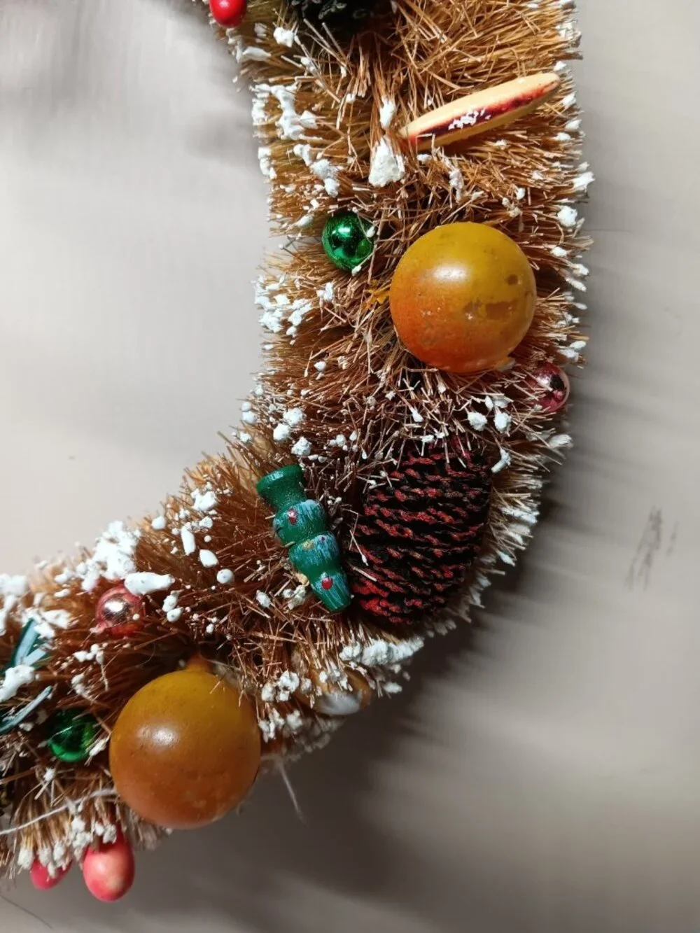 VTG Bottlebrush Flocked Wreath Old Sun Bleached with Fussy Bear Pinecones 7.5